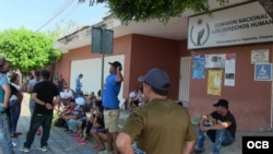 Cubanos a la espera de un salvoconducto que les permita avanzar hacia la frontera de México con EEUU.