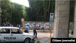 El escritor cubano Angel Santiesteban entra al Tribunal Provincial en La Habana Vieja. Foto Angel Moya.