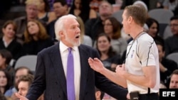 Gregg Popovich (i) habla con el árbitro ante Brooklyn Nets.