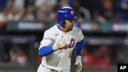 Campocorto de los Mets de Nueva York Francisco Lindor (12) en la octava entrada del Juego de la serie de playoffs de la Liga Nacional de béisbol contra los Filis de Filadelfia, 08 /10/ 2024, en Nueva York. (AP Photo/Frank Franklin II)