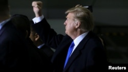 El presidente Donald Trump durante una parada técnica en la base aérea Elmendorf, en Anchorage, Alaska. 