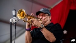 Arturo Sandoval durante un concierto en abril de 2022, en Nueva Orleans. (Foto Amy Harris/Invision/AP)