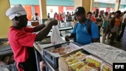 Cubanos celebran rebaja de precios en productos básicos.