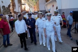 Tripulantes rusos asisten a una gira de bienvenida por parte de autoridades oficiales en La Guaira, Venezuela, después de que la fragata Almirante Gorshkov y el petrolero Akademik Pashin de la Armada rusa atracaron allí, el martes 2 de julio de 2024. (Foto AP/Ariana Cubillos)