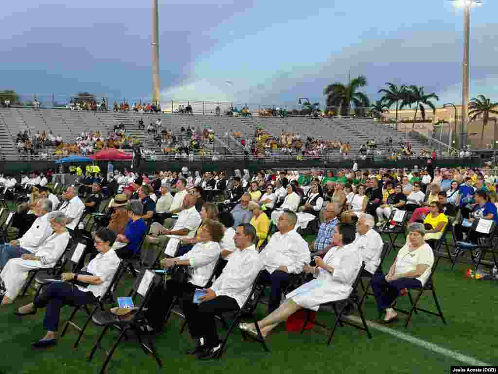 Celebración a la Virgen de la Caridad del Cobre con Misa Solemne, en el estadio Milander Park, de Hialeah. 