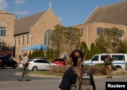 Agentes de la ley y miembros de los U.S. Marshalls trabajan en un centro de reunificación familiar tras el tiroteo masivo en la Covenant School de Nashville.