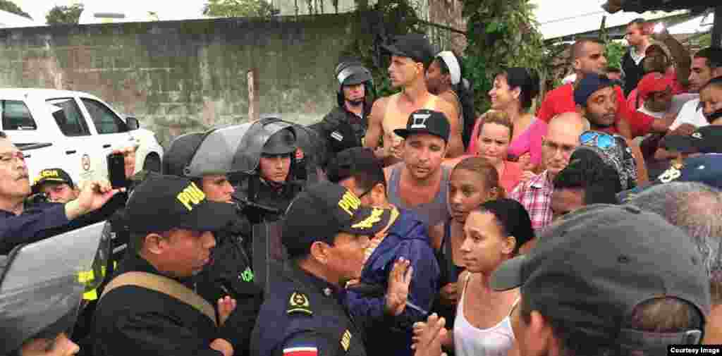 Más de 1.000 cubanos se agolparon en la frontera sur de Costa Rica, pidiendo el paso para seguir camino a EEUU, su destino final. (Foto cortesía de La Nación/Alonso Tenorio)