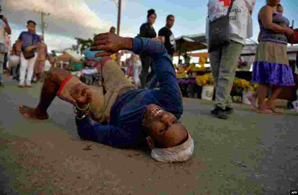 Cientos de creyentes pagan promesas a San L&#225;zaro cada 17 de diciembre. Yamil Lage/AFP