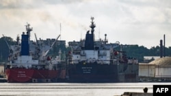 El petrolero mexicano Bicentenario en la refinería Ñico López en La Habana el 8 de junio de 2023. Foto de YAMIL LAGE / AFP