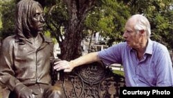 George Martin visita la estatua de John Lennon en un parque del Vedado habanero.