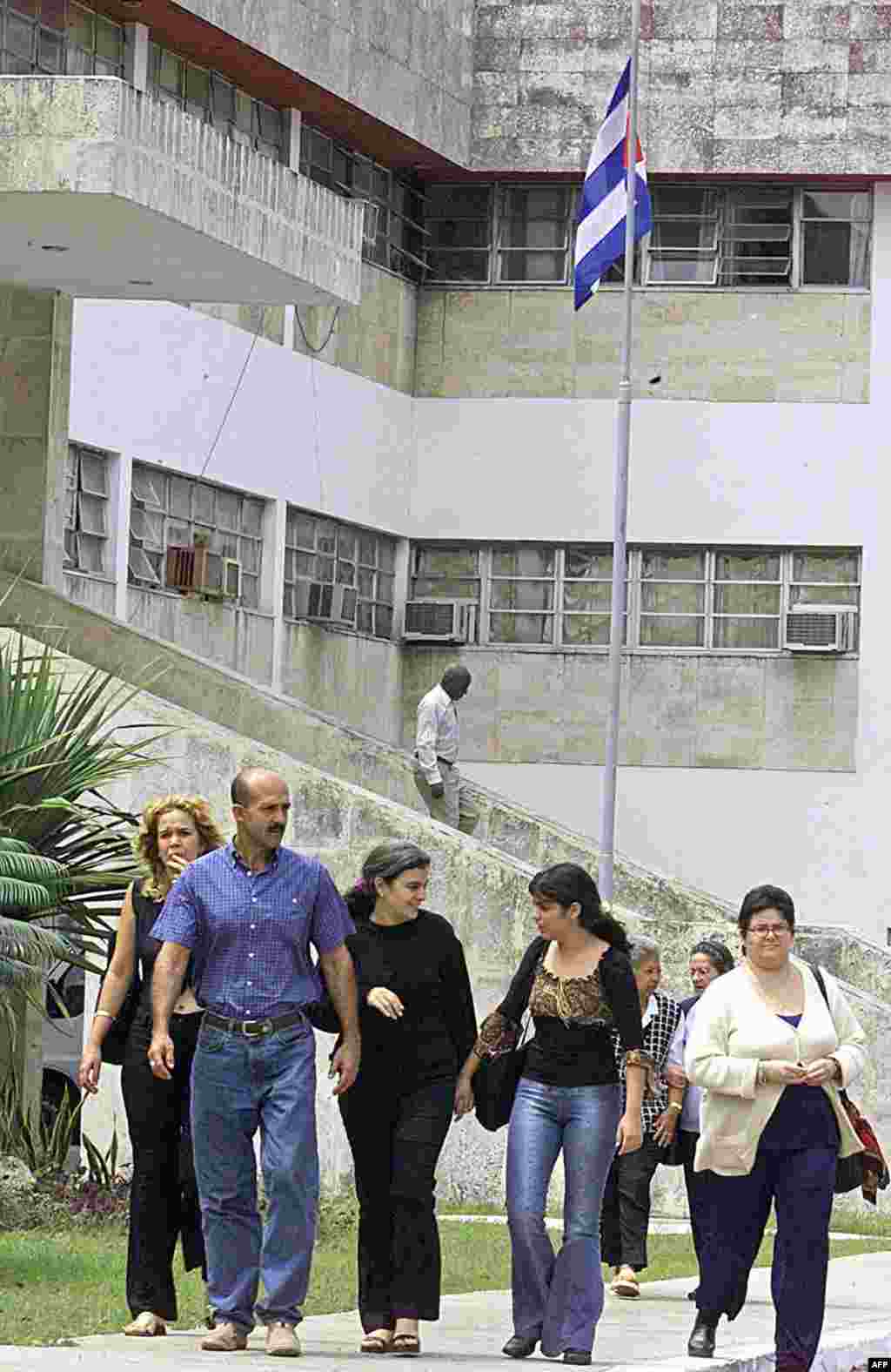 Familiares del disidente Hector Palacios, a quien la Fiscalía pide cadena perpetua, abandonan el Tribunal Supremo de La Habana, donde se lleva a cabo el proceso, el 03 de abril de 2003. 