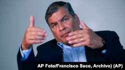 El expresidente de Ecuador Rafael Correa durante una entrevista con The Associated Press, el 11 de septiembre de 2020, en Bruselas. (AP Foto/Francisco Seco, Archivo)