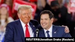 Donald Trump, y el senador Marco Rubio durante un evento de campaña, el 4 de noviembre de 2024. (Reuters/Jonathan Drake)