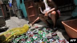 Las latas y botellas vacías van a parar con frecuencia al mar. 