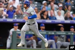 El segunda base de los Mets de Nueva York José "Candelita" Iglesias (11) en la segunda entrada de un partido de béisbol el miércoles 7 de agosto de 2024, en Denver. (AP Photo/David Zalubowski)