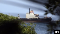 Fotografía del barco norcoreano Chong Chon Gang, que partió hoy sábado hacia Cuba