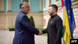 El encuentro entre el primer ministro húngaro, Viktor Orbán (izq.), y el presidente ucraniano, Volodymyr Zelenskyy, en Kyiv, el 2 de julio de 2024