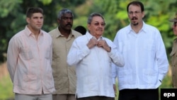 Raúl Castro con su hijo y su nieto.