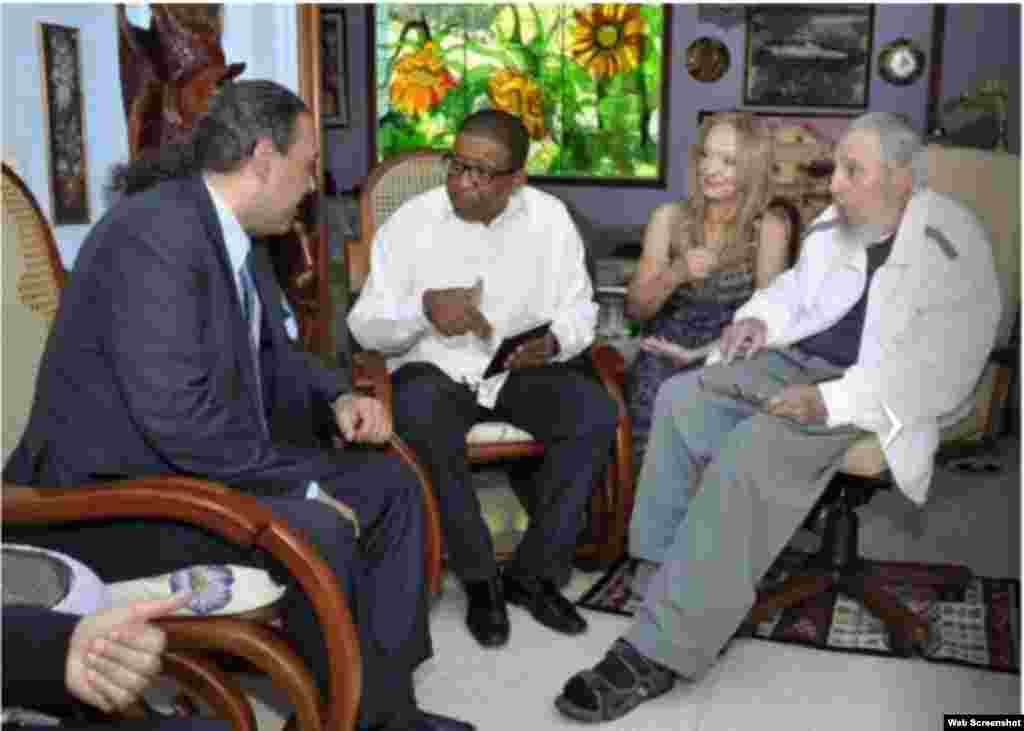 El príncipe Ahmad Al-Fahad Al-Sabah (i) conversa con Fidel Castro (d) en La Habana, Cuba.