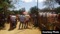 Los vecinos de la finca Campuzano reunidos el día que vinieron las autoridades de Hidráulica.