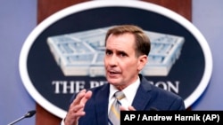 El portavoz del Departamento de Defensa, John Kirby, habla durante una sesión informativa en el Pentágono en Arlington, Virginia, el 12 de agosto de 2021. Foto: AP / Andrew Harnik.