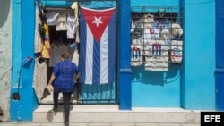 Una tienda dentro de una vivienda vende banderitas cubanas a los turistas. EFE