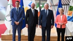 De izq. a der. Pedro Sánchez, Charles Michel, Díaz-Canel y la presidenta de la Comisión Ursula von der Leyen en la cumbre UE-CELAC, en Bruselas, Bélgica el 17 de julio de 2023. (Photo by Emmanuel DUNAND / AFP)