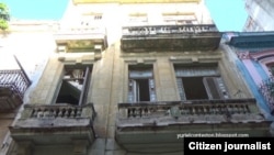 Reporta Cuba. Edificio en peligro de derrumbe, en La Habana. Foto: Lázaro Yuri Valle.