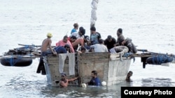 En embarcaciones rústicas como esta los cubanos se hacen a la mar esperando llegar a EEUU con escalas en Islas Caimán y Centroamérica.