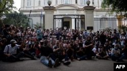 Artistas cubanos frente al Ministerio de Cultura en una protesta el 27 de noviembre de 2020. YAMIL LAGE / AFP