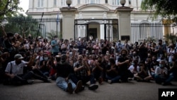 Artistas cubanos frente al Ministerio de Cultura en una protesta el 27 de noviembre de 2020. YAMIL LAGE / AFP