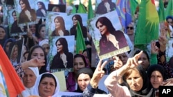 Imagen de mujeres kurdas en Irak protestando contra la represión en Irán. (Hawar News Agency vía AP).