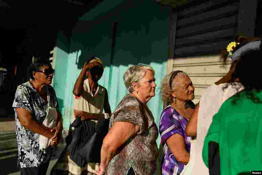 Las mujeres esperan fuera de un banco, en La Habana, Cuba, 4 de septiembre de 2024. REUTERS/Norlys Pérez