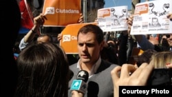 Albert Rivera y manifestantes cubanos en el consulado de Barcelona, con pancartas sobre Zapata Tamayo. Foto: Jorge Ignacio Pérez.