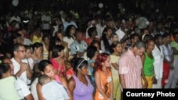 Congregación en la iglesia del Pastor Alaín Toledano Valente, en Santiago de Cuba.