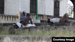 Alcoholicos se agrupan en las esquinas de La Habana. (Foto: Augusto C. San Martín)