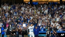 El bateador designado de los Dodgers de Los Ángeles, Shohei Ohtani (17), celebra después de conectar un grand slam (Foto AP/Ashley Landis)