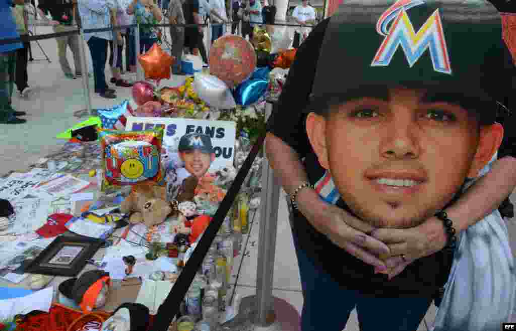 Seguidores del equipo los Marlins rinden tributo al fallecido jugador cubano de béisbol José Fernández.