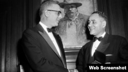 Dr. Ralph Bunche (D) recibe Medalla de la Asociación Theodore Roosevelt de manos de Oscar Strauss