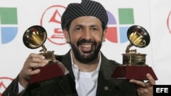 El dominicano Juan Luis Guerra posa con sus trofeos./ Foto de Archivo