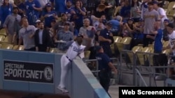 Yasiel Puig atrapa un batazo en el jardín derecho, en el juego de los Dodgers contra los Piratas el lunes 2 de julio de 2018. 