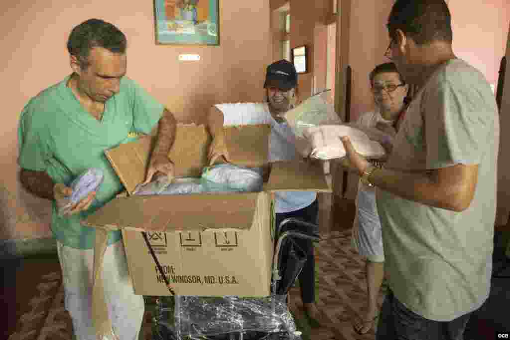 Entregando las donaciones en Cuba.