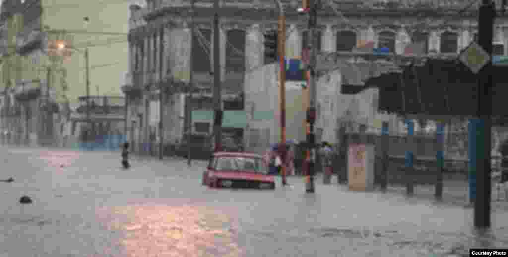 Así se veía el miércoles la zona de San Lázaro y Malecón debido a las fuertes lluvias.