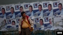 Un votante espera de la apertura de los centros electorales para las elecciones presidenciales en Caracas.