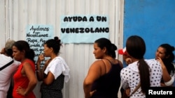 Venezolanos hacen fila para almorzar en un comedor comunitario en Cúcuta. 