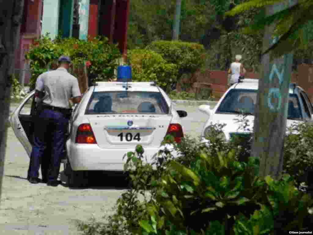 Vigilancia en los alrededores de la sede de las Damas de Blanco Foto Angel Moya