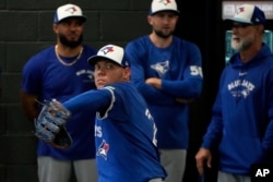 El lanzador de los Toronto Blue Jays, Yariel Rodríguez, lanza durante un entrenamiento de primavera de béisbol el domingo 18 de febrero de 2024, en Dunedin, Florida (AP Photo/Charlie Neibergall).