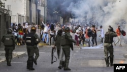 Enfrentamiento entre manifestantes y la policía en Venezuela.