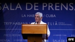 El subdirector de la Dirección General de América Latina y el Caribe del MINREX, Carlos Zamora, habla a la prensa sobre la VII Cumbre de la Asociación de Estados del Caribe.