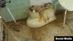 Un baño del hospital Clínico Quirúrugico Celia Sánchez Manduley. (Facebook/Luis Molina)